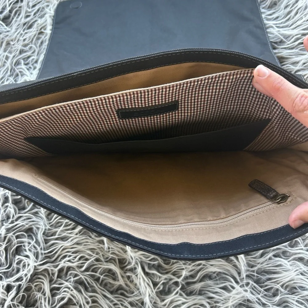 Boconi Leather Men’s Laptop Shoulder Bag. Black. The inside is very clean.